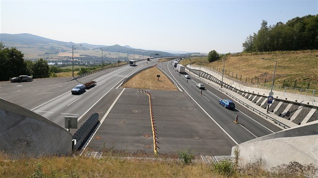 Na Prackovick  estakd je poteba upravit nosnou konstrukci, kter bhem dvou a pl let provozu poklesla zhruba o 6 cm. Nejprve se bude pracovat na pravm most ve smru od Prahy. A zde prce skon, pesunou se dlnci na druh most, hotovo by mlo bt v listopadu.