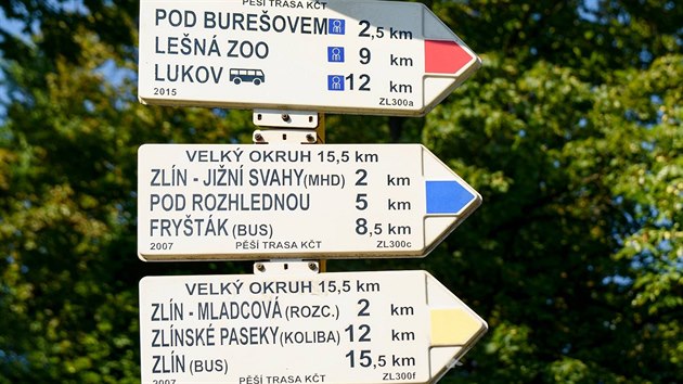 Na smrovkch Klubu eskch turist je Cyrilometodjsk stezka oznaen blm logem v modrm pozad.