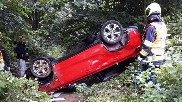 Auto skonilo ped Valaskm Mezim v koryt potoka.