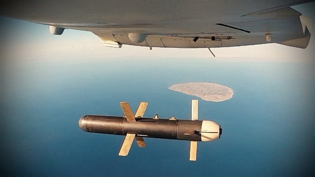 rnsk dron hid-171 shazuje bombu v rmci vojenskho cvien v Perskm zlivu.