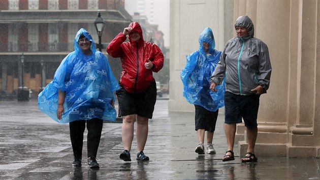 Tropick boue Barry zeslila na hurikn a piblila se k jihu Spojench stt. Na snmku jsou turist ve mst New Orleans. (13.7.2019)