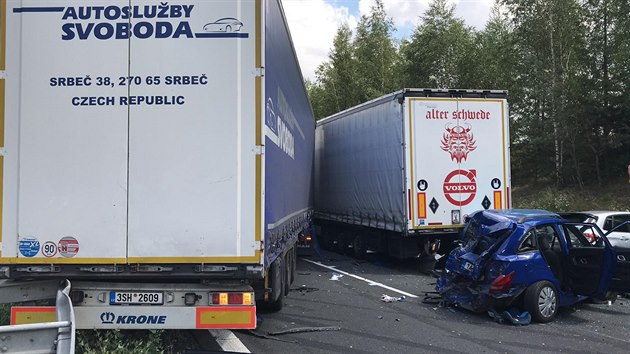 Dlnici D6 uzavela na 15. km ve smru na Prahu hromadn nehoda dvou kamion a ty aut. (18. 7. 2019)