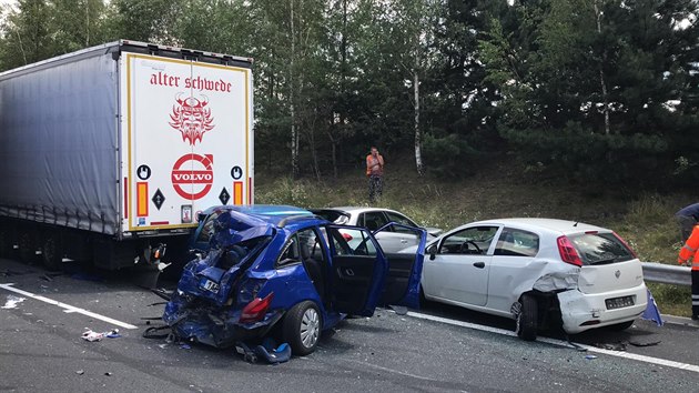 Dlnici D6 uzavela na 15. km ve smru na Prahu hromadn nehoda dvou kamion a ty aut. (18. 7. 2019)