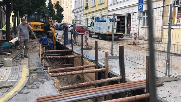 Ve vkopu v Boivojov ulici v Praze 3 prasklo potrub. Gejzr vody vyltl nad stechy dom.