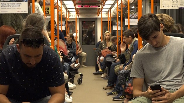 VIDEO: Nové sedačky lidé v metru oceňují. I přes jejich tvrdost - iDNES.cz