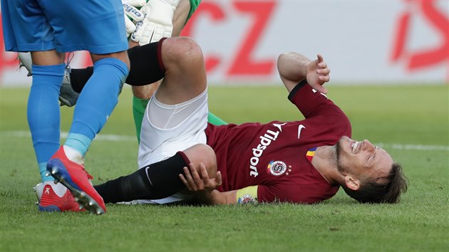 Sparťanský útočník Libor Kozák na trávníku během duelu se Slováckem.