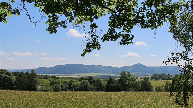 Uheln cesta pekvap krsnmi vhledy na Vran hory.