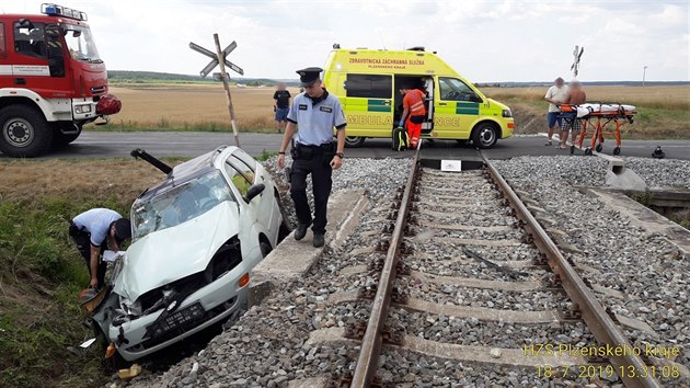 Pi srce vlaku s osobnm autem u Nan na Plzesku se vn zranili dva mui. (18. ervence 2019)