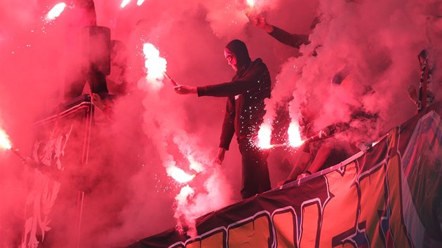 DLALI BORDEL. Fanouci Sparty se v zvru utkn se Slovckem odvzali a zaplili zakzanou pyrotechniku.