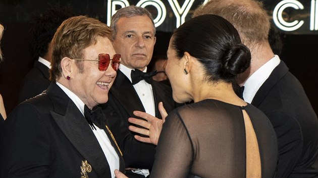 Zpvk Elton John, vvodkyn Meghan a princ Harry  na evropsk premie filmu Lv krl (Londn, 14. ervence 2019)
