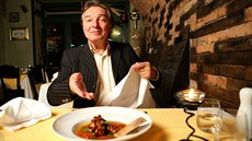 Takto si Karel Gott užíval v restauraci u italského kuchaře Emanuela Ridiho. Takto si Karel Gott užíval v restauraci u italského kuchaře Emanuela Ridiho.