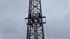 Dívka lezla na vysílač na Prostějovsku, v polovině výšky ji zasáhl elektrický... Dívka lezla na vysílač na Prostějovsku, v polovině výšky ji zasáhl elektrický...