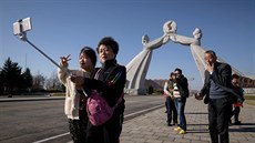 Čínští turisté se fotí u pomníku v severokorejském Pchjongjangu. (14. dubna... Čínští turisté se fotí u pomníku v severokorejském Pchjongjangu. (14. dubna...