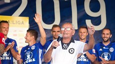 Prezentace dresů a kádru A-týmu Sigmy Olomouc pro novou sezonu. Retro dres pro... Prezentace dresů a kádru A-týmu Sigmy Olomouc pro novou sezonu. Retro dres pro...