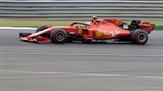 Jezdec Ferrari Charles Leclerc bhem Velké ceny Británie.