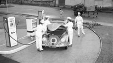 enská obsluha peuje o brouka 23. srpna 1954 u benzinky v Deidesheimu nedaleko...