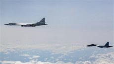 Ruský strategický bombardér Tu-160 a bojový stroj letoun Su-35 nad Baltem Ruský strategický bombardér Tu-160 a bojový stroj letoun Su-35 nad Baltem