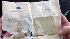 Dopis v láhvi datovaný z října 1969 byl nalezen na australském pobřeží po... Dopis v láhvi datovaný z října 1969 byl nalezen na australském pobřeží po...