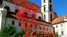 Busta by mohla připomínat prolézačku, která stojí v Brně na Moravském náměstí. Busta by mohla připomínat prolézačku, která stojí v Brně na Moravském náměstí.