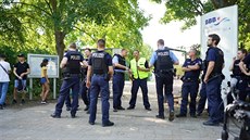 Němečtí policisté dorazili urovnat jeden z násilných incidentů ve venkovním... Němečtí policisté dorazili urovnat jeden z násilných incidentů ve venkovním...