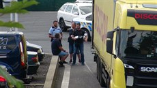 Z kamionu v Praze 5 vyskákalo pt cizinc. Policie je nala v pilehlých...