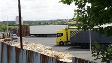 Z kamionu v Praze 5 vyskákalo pět cizinců. Policie je našla v přilehlých... Z kamionu v Praze 5 vyskákalo pět cizinců. Policie je našla v přilehlých...
