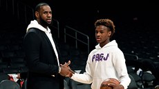 OTEC & SYN. Nebo také legenda a talentovaný mladík. Na koš střílí i LeBron... OTEC & SYN. Nebo také legenda a talentovaný mladík. Na koš střílí i LeBron...