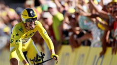 Julian Alaphilippe projíždí cílem časovky v Pau. Na prvním místě. Julian Alaphilippe projíždí cílem časovky v Pau. Na prvním místě.