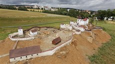 Výtvarník a modelář Zdeněk Brachtl dokončil pro park miniatur v Bystřici nad... Výtvarník a modelář Zdeněk Brachtl dokončil pro park miniatur v Bystřici nad...