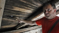 Farář Petr Ivan Božik ukazuje místa, kudy do krovu kostela svatého Ignáce... Farář Petr Ivan Božik ukazuje místa, kudy do krovu kostela svatého Ignáce...