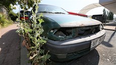 Nepojízdné vraky řidiči odkládají, kde se dá. Třeba na silnici mezi autoškolou... Nepojízdné vraky řidiči odkládají, kde se dá. Třeba na silnici mezi autoškolou...