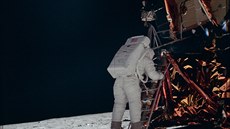 Tato fotka patří mezi nejznámější. Řada lidí si proto myslí, že je na ní Neil... Tato fotka patří mezi nejznámější. Řada lidí si proto myslí, že je na ní Neil...