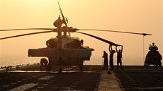 Vrtulník na americké letadlové lodi v Arabském moi (16. ervence 2019)