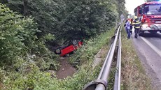 Auto skončilo před Valašským Meziříčím v korytě potoka. Auto skončilo před Valašským Meziříčím v korytě potoka.