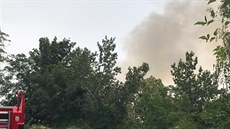 Na Císařské louce hoří dřevěná budova. Na Císařské louce hoří dřevěná budova.