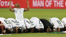 Alžírští fotbalisté se modlí po triumfu na mistrovství Afriky. Alžírští fotbalisté se modlí po triumfu na mistrovství Afriky.