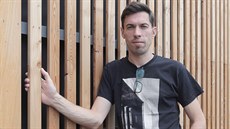 Architekt Bohuslav Strejc u dřevěného pláště oceněné přístavby u základní školy... Architekt Bohuslav Strejc u dřevěného pláště oceněné přístavby u základní školy...