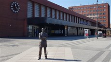 Socha Jana Pernera před pardubickým nádražím Socha Jana Pernera před pardubickým nádražím