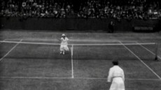 Před 100 lety se na Wimbledonu zrodila první dámská hvězda Před 100 lety se na Wimbledonu zrodila první dámská hvězda