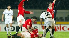 TRAGÉDIE NA TRÁVNÍKU. Fotbalisté lisabonské Benfiky volají pomoc k Miklósi... TRAGÉDIE NA TRÁVNÍKU. Fotbalisté lisabonské Benfiky volají pomoc k Miklósi...