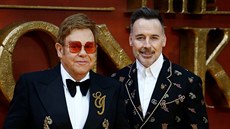 Elton John a David Furnish na evropské premiée filmu Lví král (Londýn, 14....