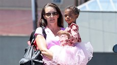 Kristin Davisová a její adoptovaná dcera Gemma Rose (Brentwood, 16. srpna 2014)