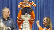 Stanley Cup zažil za 126 let své existence spoustu neuvěřitelných příhod. Stanley Cup zažil za 126 let své existence spoustu neuvěřitelných příhod.