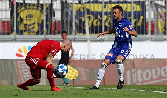 Zlínský branká Stanislav Dostál (vlevo) schovává mí do nárue ped imonem...