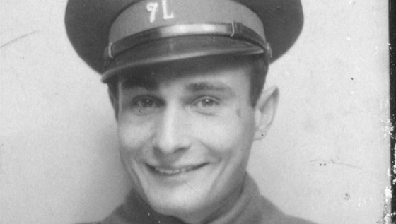 Na snímku z roku 1931 se Pujol jako odvedenec sice usmívá, ve vav mezi...