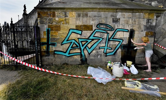 Restaurátoi zaali s odstraováním graffiti z Karlova mostu. (27. ervence...