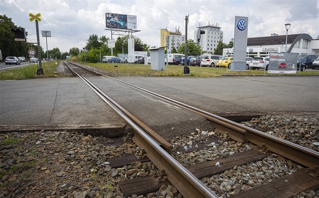 Pejezd v Pílukách vede z hlavní cesty od Vizovic pes koleje do prmyslového...