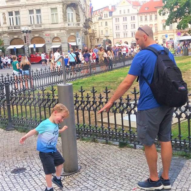 Nový osvěžovač s názvem Brčko byl nainstalován na Staroměstském náměstí. Turisté hned s chutí využili možnost trochu se zchladit.
