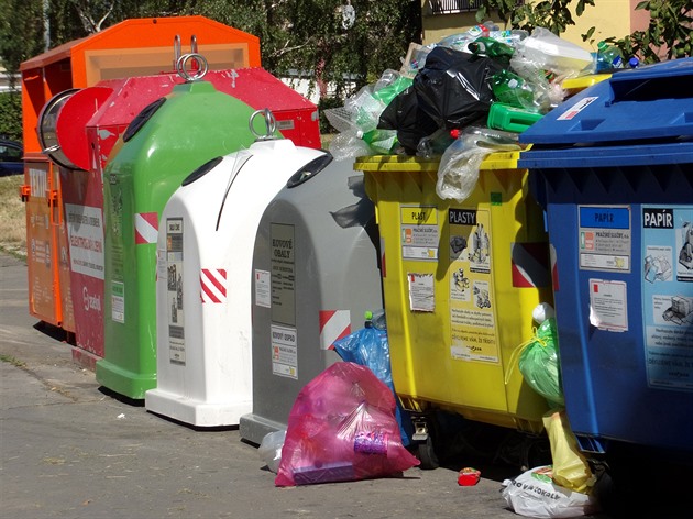Když je v Praze abnormální hic nestačí kontejnery na plast.