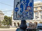 Zajímavá dopravní značka na náměstí Jana Palacha. Zajímavá dopravní značka na náměstí Jana Palacha.